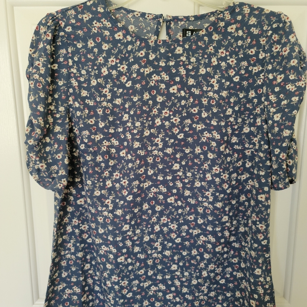 Women's Ditsy Print blouse size M